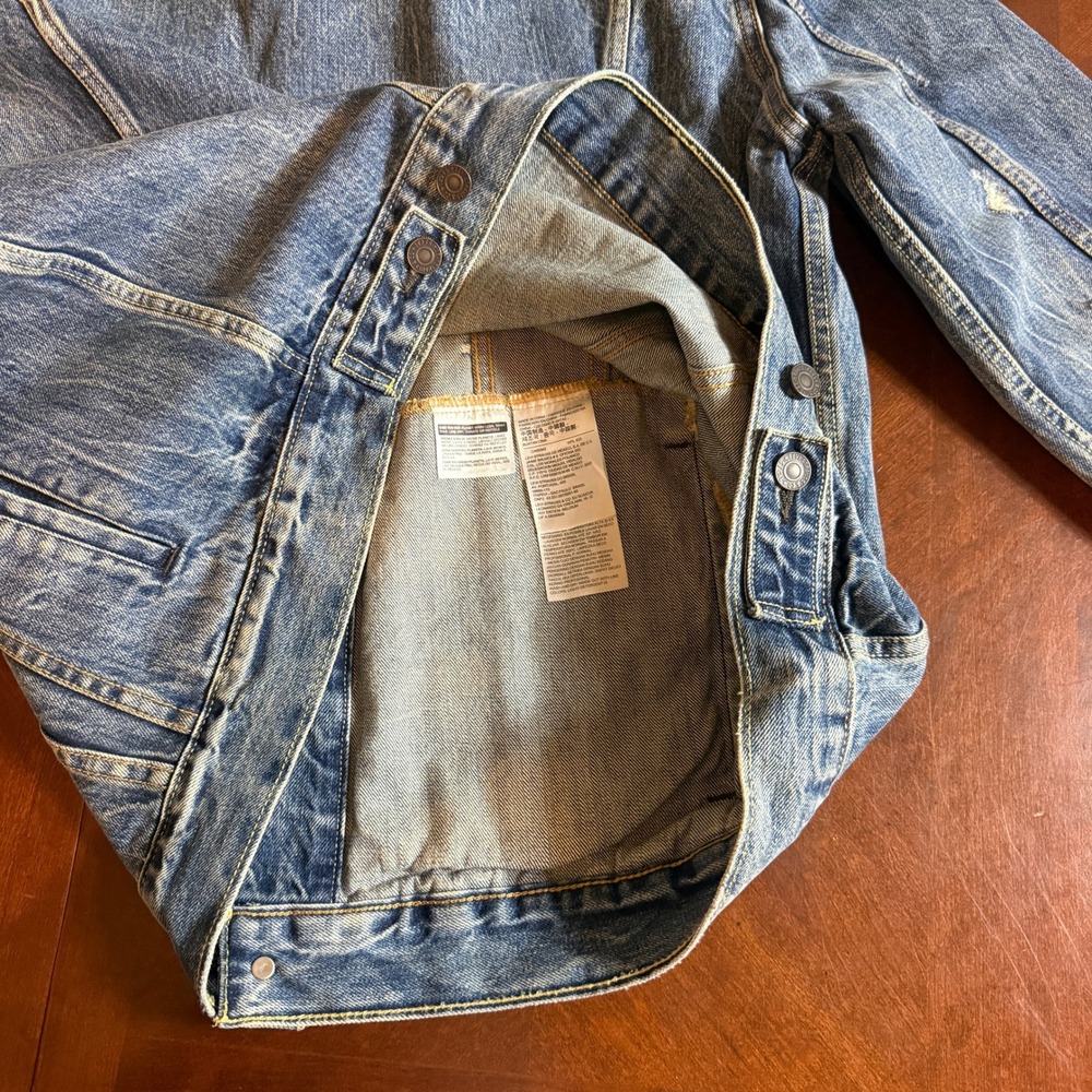 Levi Strauss & Co Mens XL Distressed Trucker Jacket Light Wash Blue 72334-0296 - Picture 6 of 16